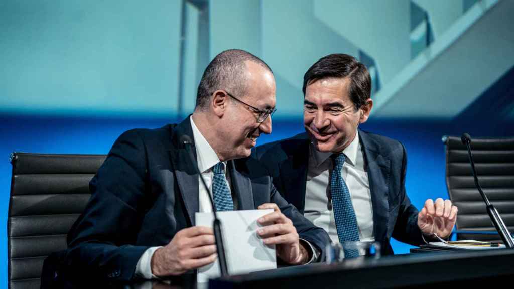 El consejero delegado de BBVA, Onur Genç (izq.), principal valedor de la apuesta del banco por Turquía, junto al presidente, Carlos Torres / EP