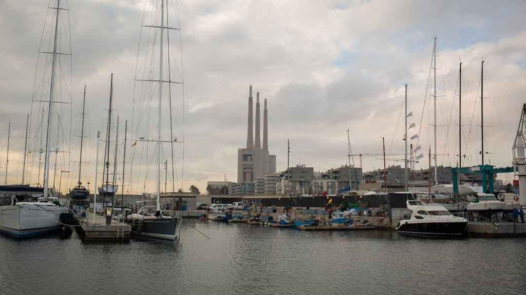 El puerto de Badalona, en la marina donde se construirá el canal del Gorg y donde se han desarrollado viviendas de lujo, con las Tres Chimeneas de fondo / EP