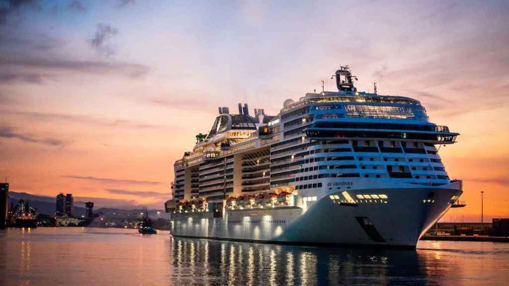 El MSC Grandiosa, el primer crucero que atraca en Barcelona tras 14 meses por la pandemia / APB