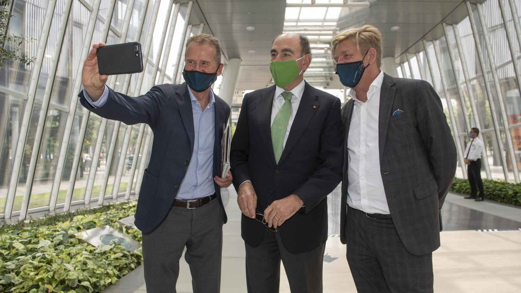 El presidente de Iberdrola, Ignacio Galán (centro), junto al consejero delegado de Volkswagen, Herbert Diess (izq.), y al presidente de Seat, Wayne Griffiths / EP