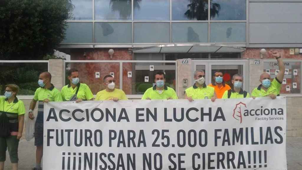 Trabajadores de Acciona subcontratados por Nissan protestan contra el cierre de la automovilística nipona / UGT