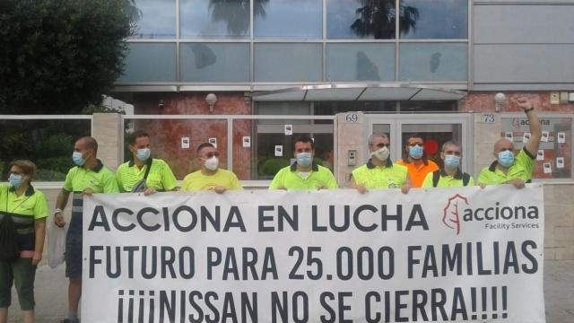 Trabajadores de Acciona subcontratados por Nissan protestan contra el cierre de la automovilística nipona / UGT