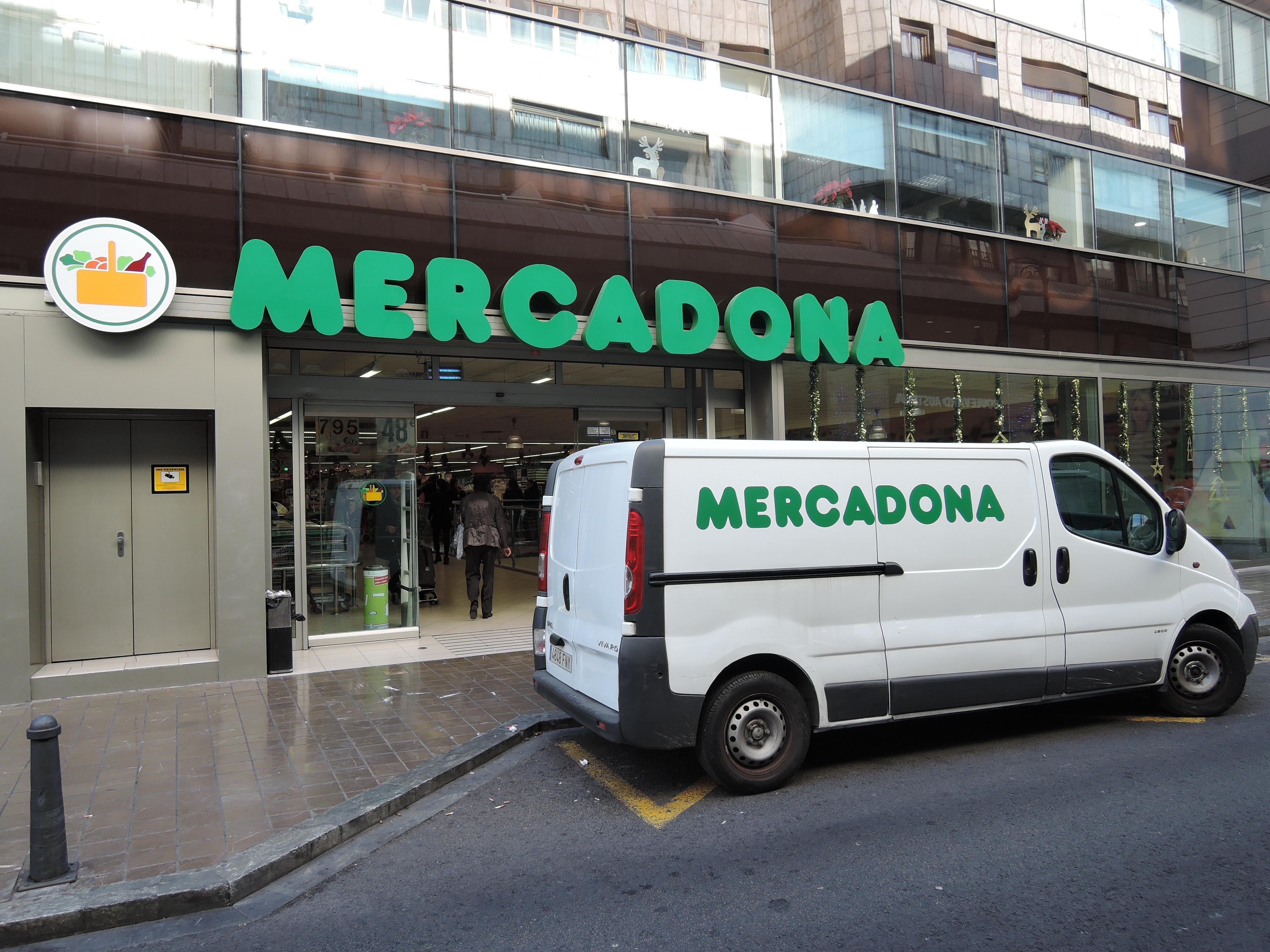 Supermercado y furgoneta de reparto de Mercadona / AGENCIAS