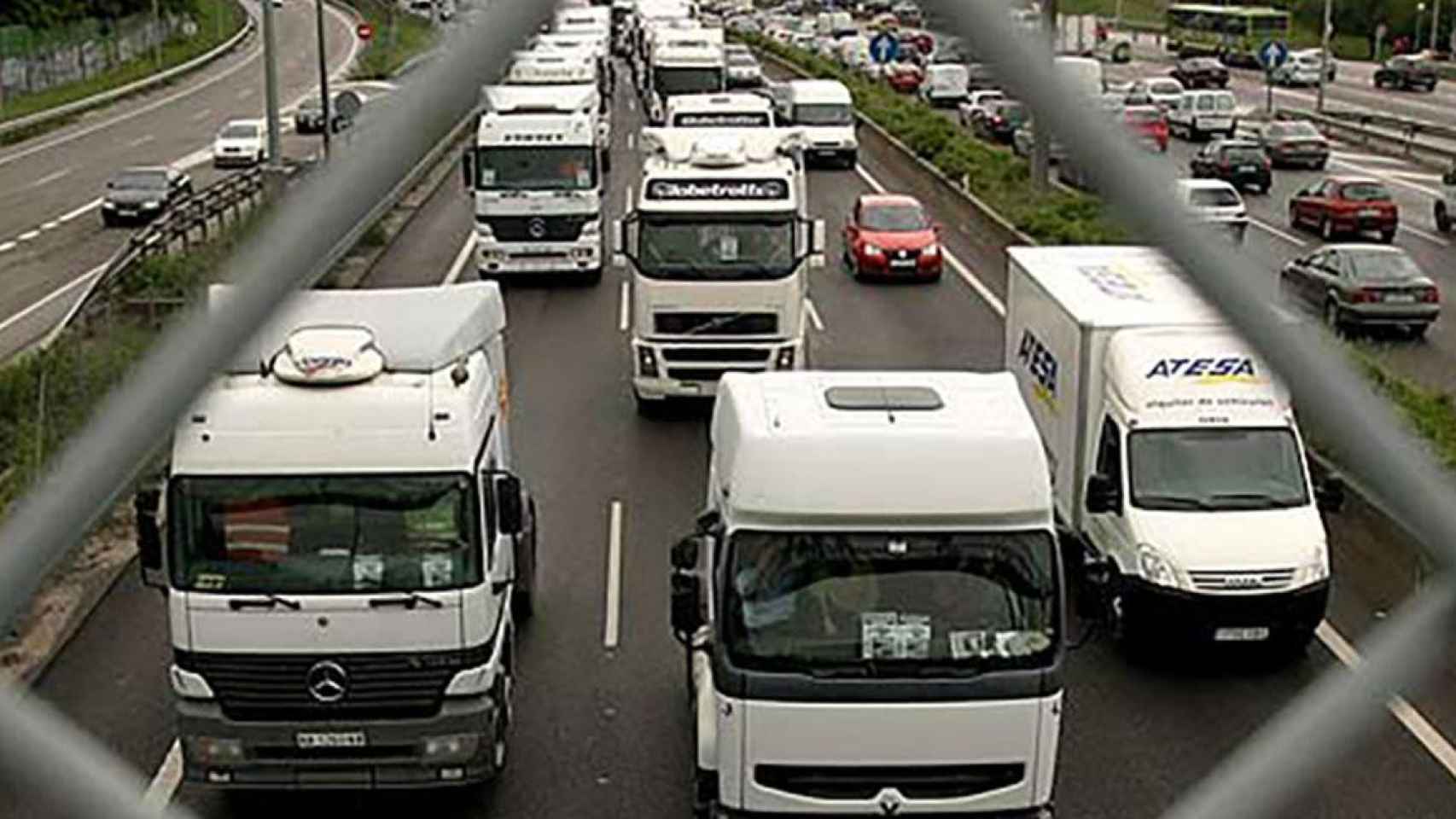 Imagen de una huelga de transportistas de Cataluña, ahora inquietos por la ZBE / UGT