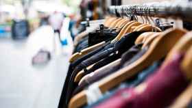 Perchas en una tienda de ropa, donde suelen producirse hurtos / PIXABAY