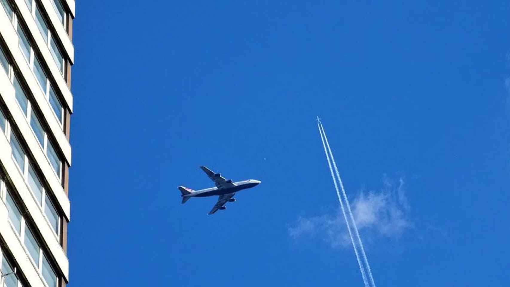 Un avión de pasajeros sobrevuela una ciudad / PEXELS