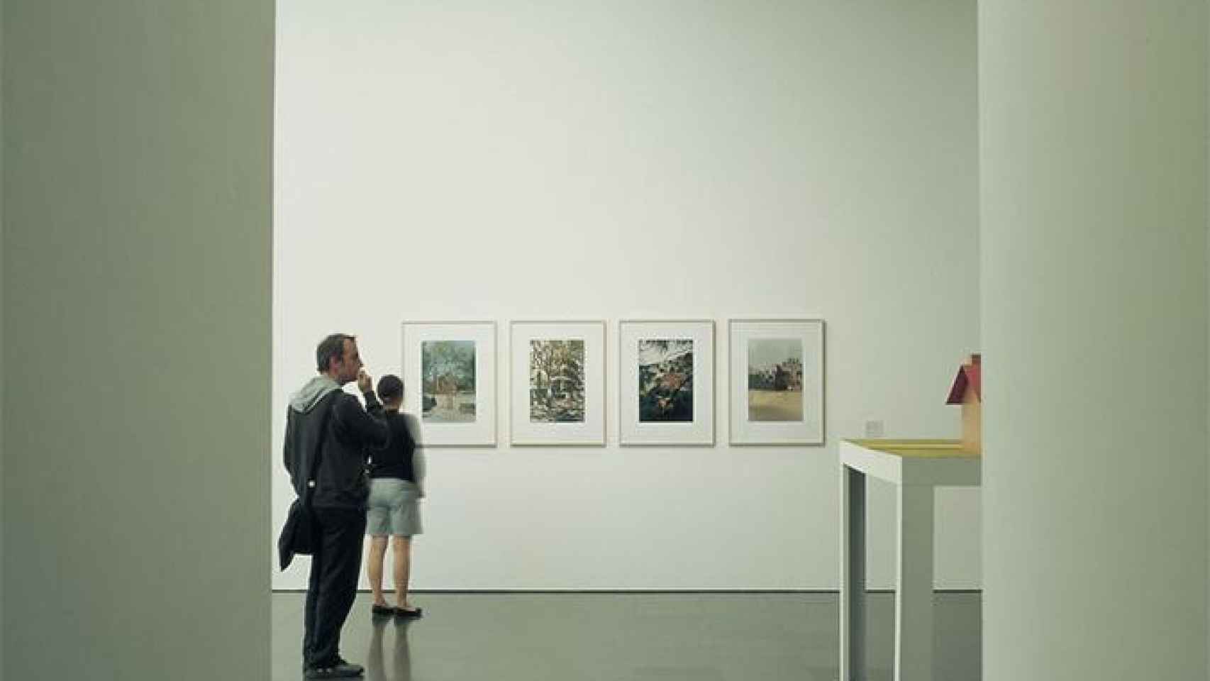 Dos personas visitando el MACBA, uno de los principales museos de Cataluña / ACT