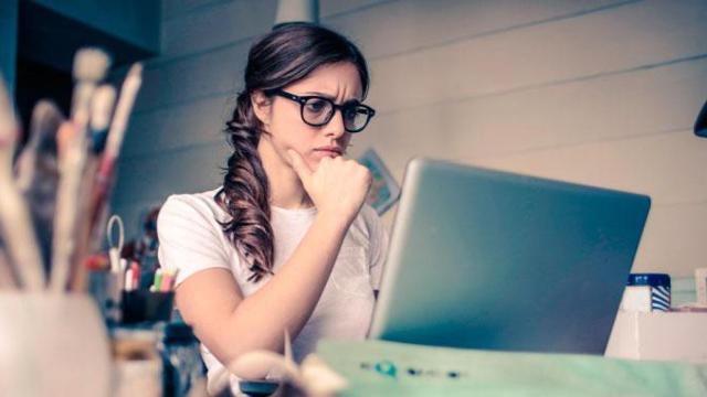 Una joven valora las opciones para deshacerse del IRPH / HELPMYCASH