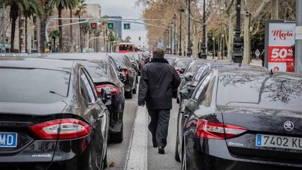 Trabajadores de Cabify y otras operadoras de VTC en su protesta en la Diagonal de Barcelona contra el 'decretazo' de la Generalitat / EUROPA PRESS