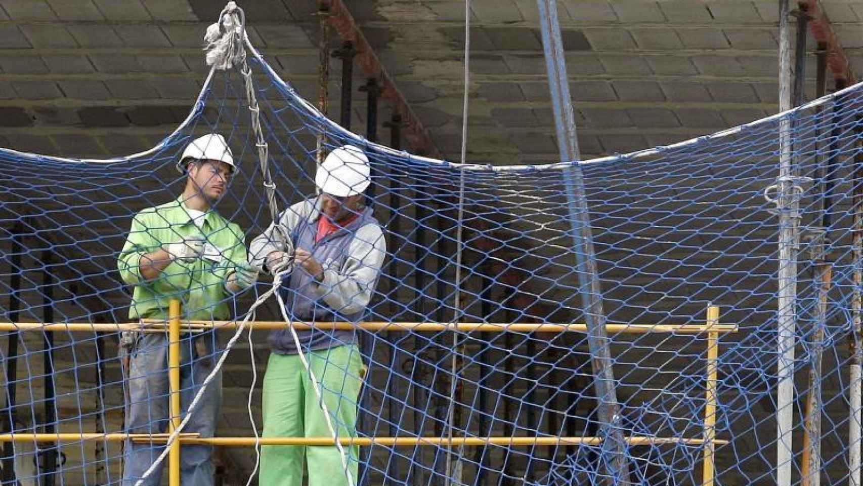 Dos albañiles en la construcción de viviendas de obra nueva, cuyas licencias tardan 14 meses de media en concederse en la Comunidad de Madrid / EFE