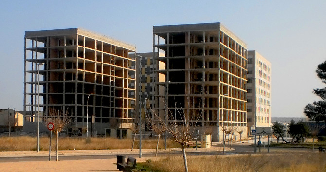 Edificio de viviendas sin acabar / EP