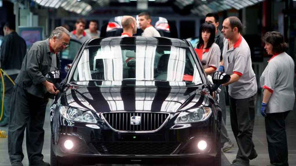 Varios trabajadores de Seat examinan un nuevo coche de la marca / EFE