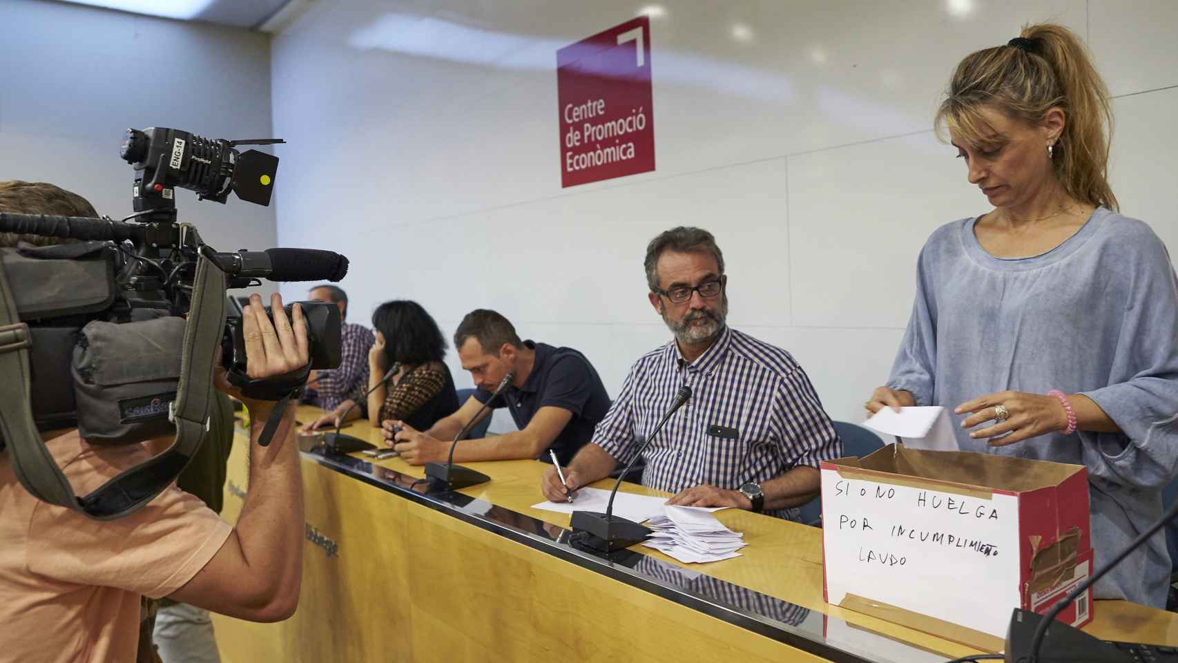 La asamblea de vigilantes de Eulen ha convocado huelga por el incumplimiento del laudo para el 6 de octubre / EFE