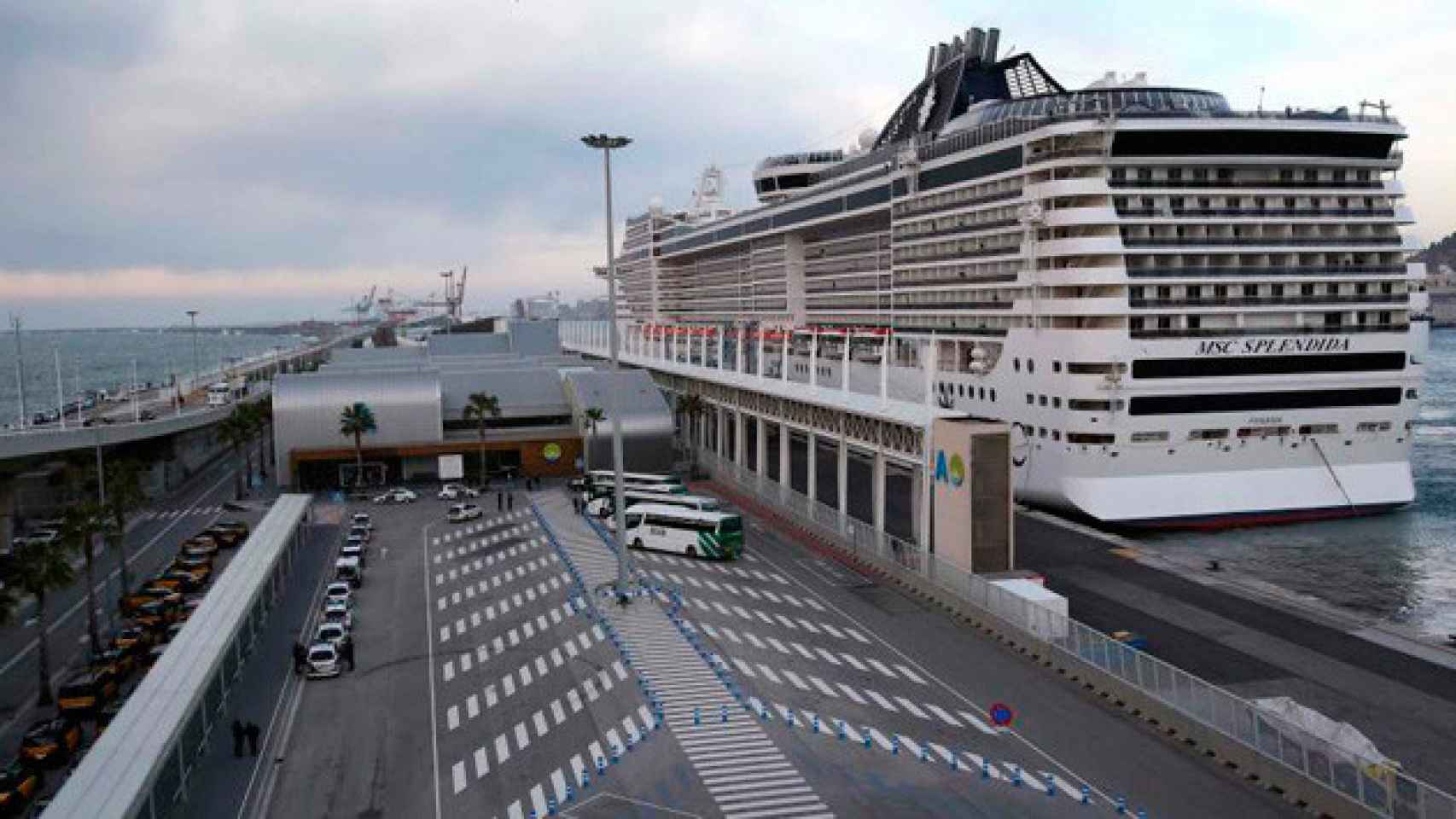 El MSC Esplendida atracado en una de las terminales del puerto de Barcelona / CG