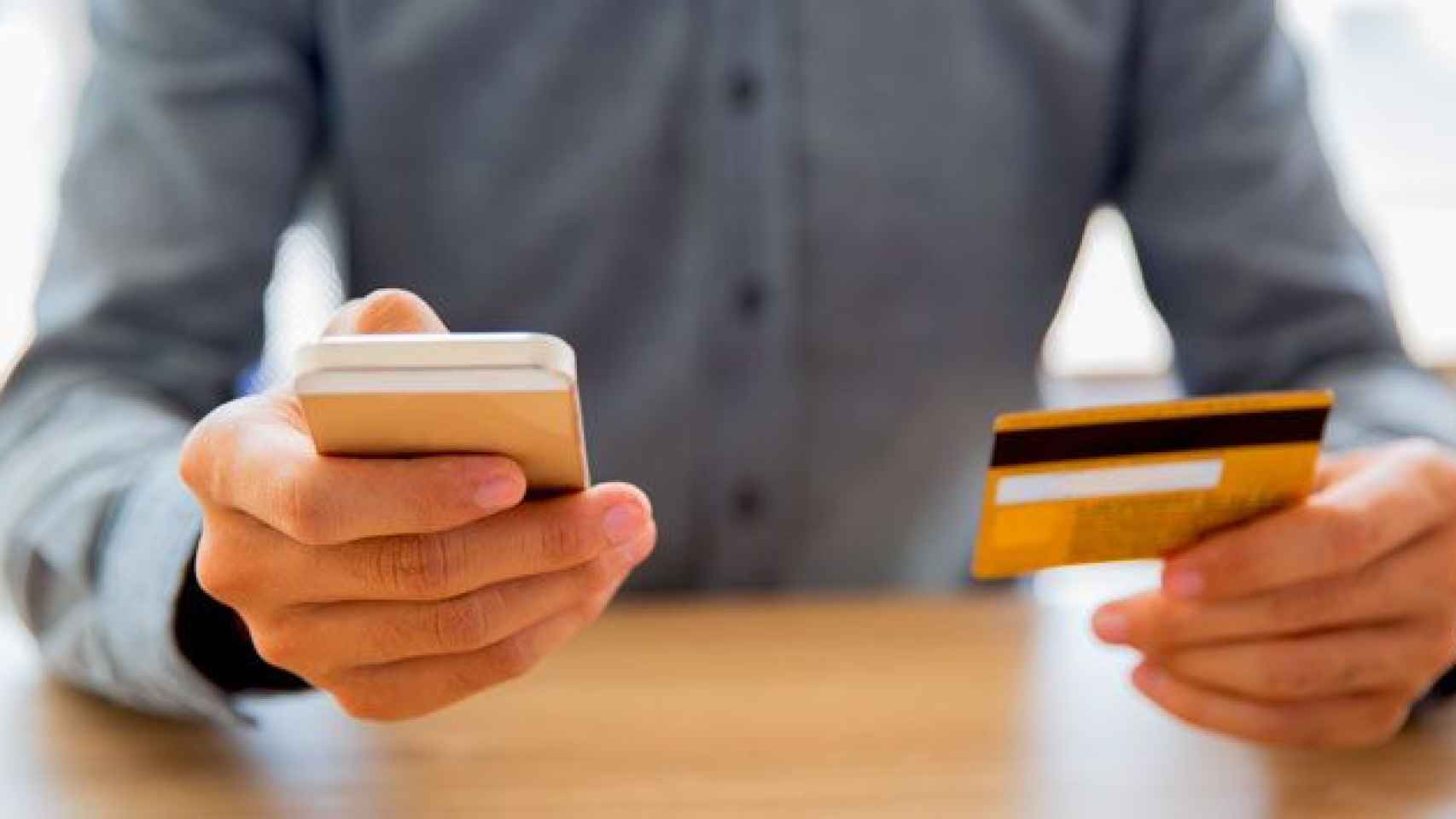 Un hombre comprando online desde su móvil / CG