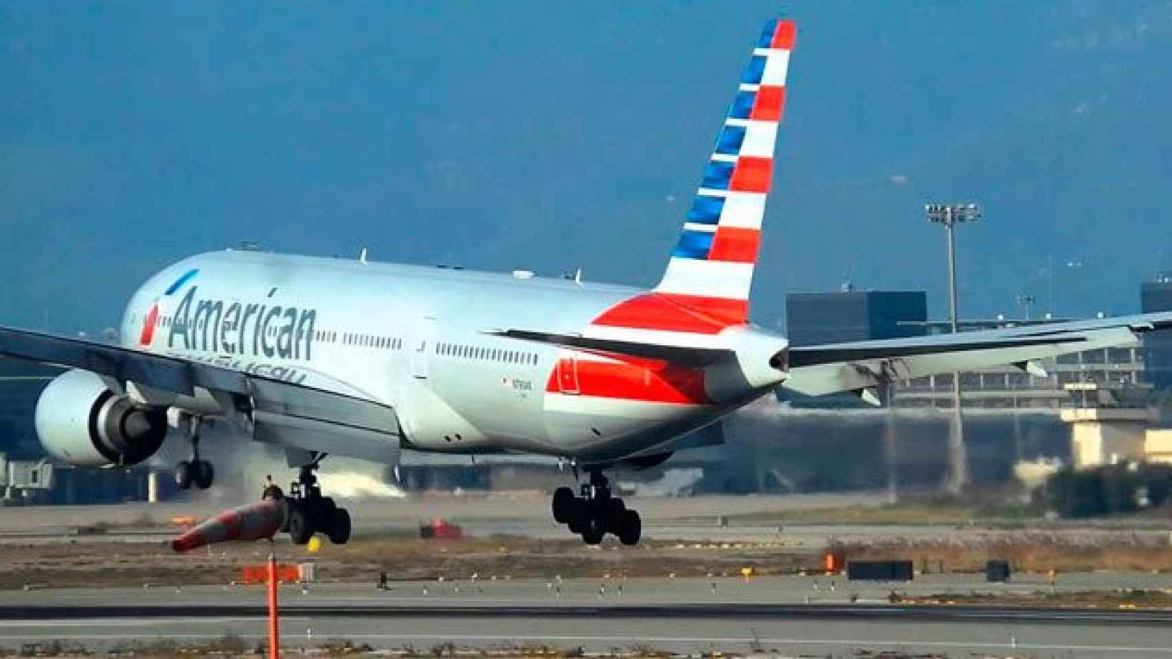 Una aeronave de American Airlines despegando del aeropuerto de El Prat de Barcelona / CG