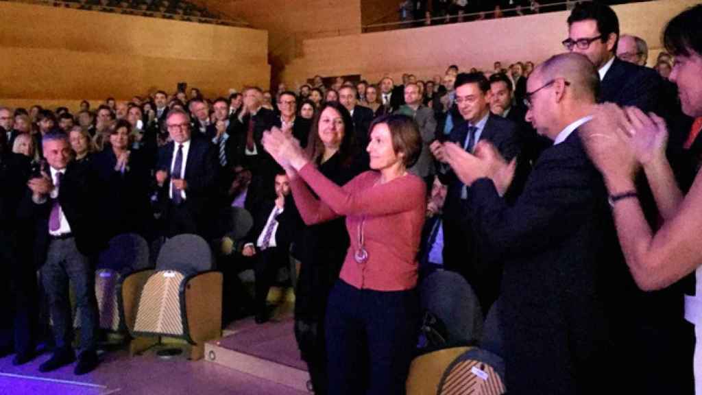 La presidenta del Parlamento catalán, Carme Forcadell, aplaudida en la Nit de l'Empresari  | CG