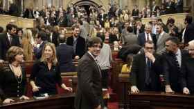 Carles Puigdemont (centro) en el Parlament.