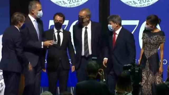 El rey Felipe VI entrega el Premio Planeta 2021 a Jorge Díaz, Agustín Martínez y Antonio Mercero Santos, que se presentaron bajo el pseudónimo Carmen Mola / EUROPA PRESS