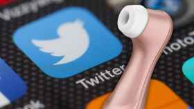 Un Satisfyer encima de la aplicación de Twitter / CG