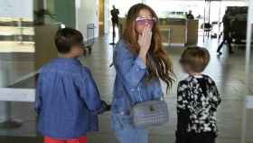 Shakira junto a sus hijos en el aeropuerto de Barcelona / EP