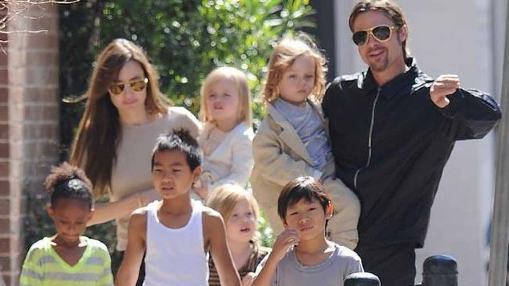 Angelina Jolie, Brad Pitt y sus seis hijos, en una imagen de archivo / EFE