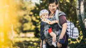 Madre practicando el porteo con su bebé / Christopher Luther en UNSPLASH