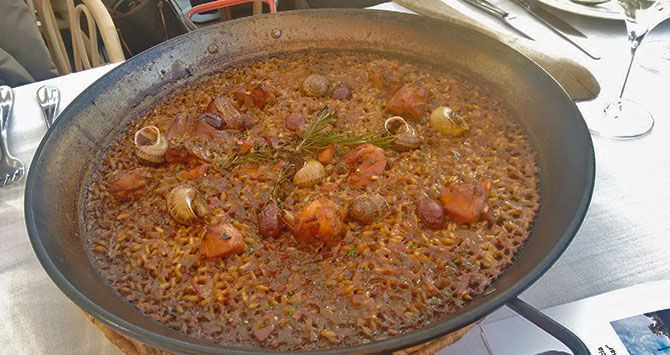 Una paella de caracoles y conejo del restaurante Martínez / CG