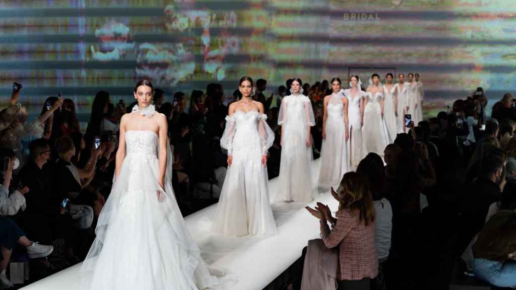 Los diseños de la colección Marchesa x Pronovias en la Barcelona Bridal Fashion Week de 2023