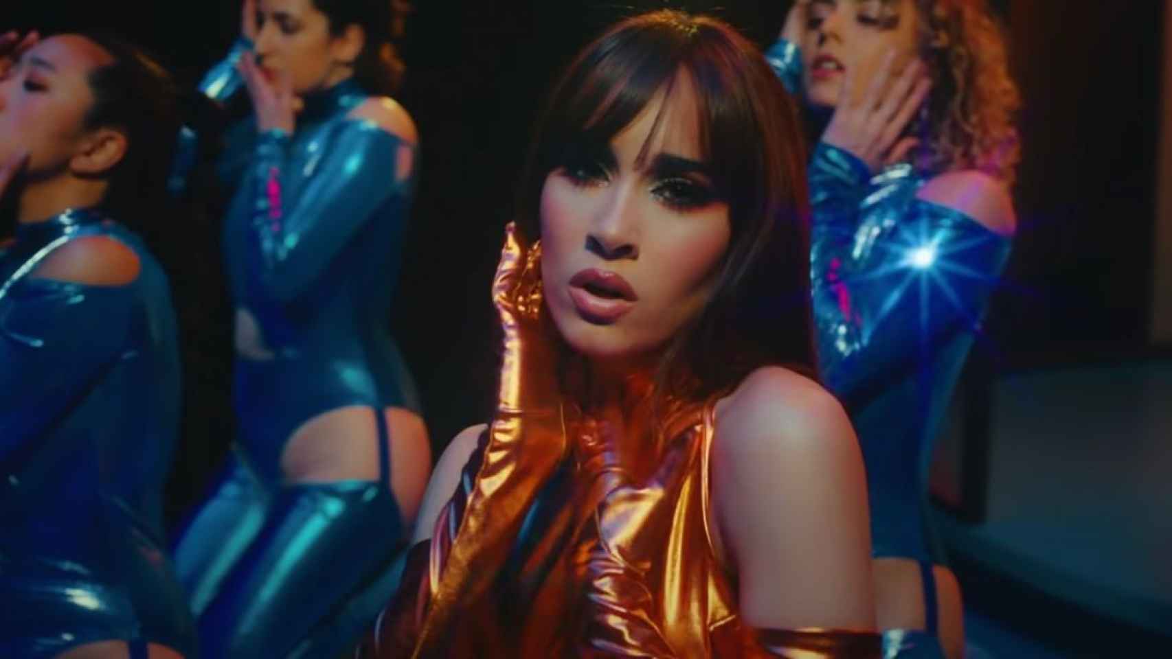 Aitana en el videoclip de 'En el coche'