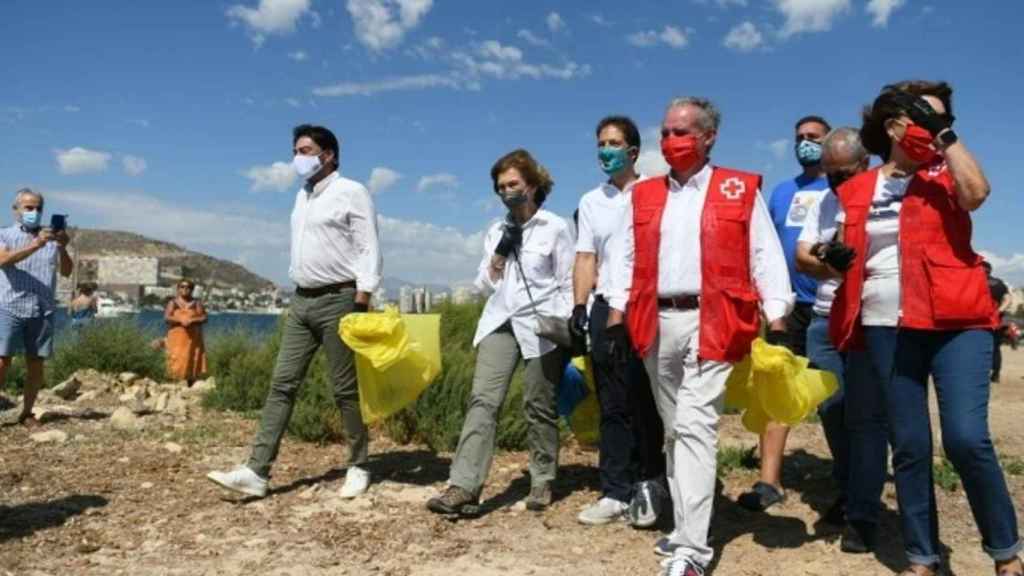 La Reina Sofía vuelve a hacer gala de su compromiso contra la ‘basuraleza’ /EP