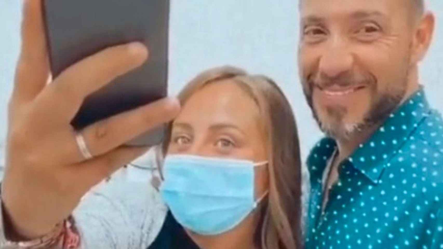 Rocío Flores y Antonio David Flores posan juntos  y sonrientes /INSTAGRAM