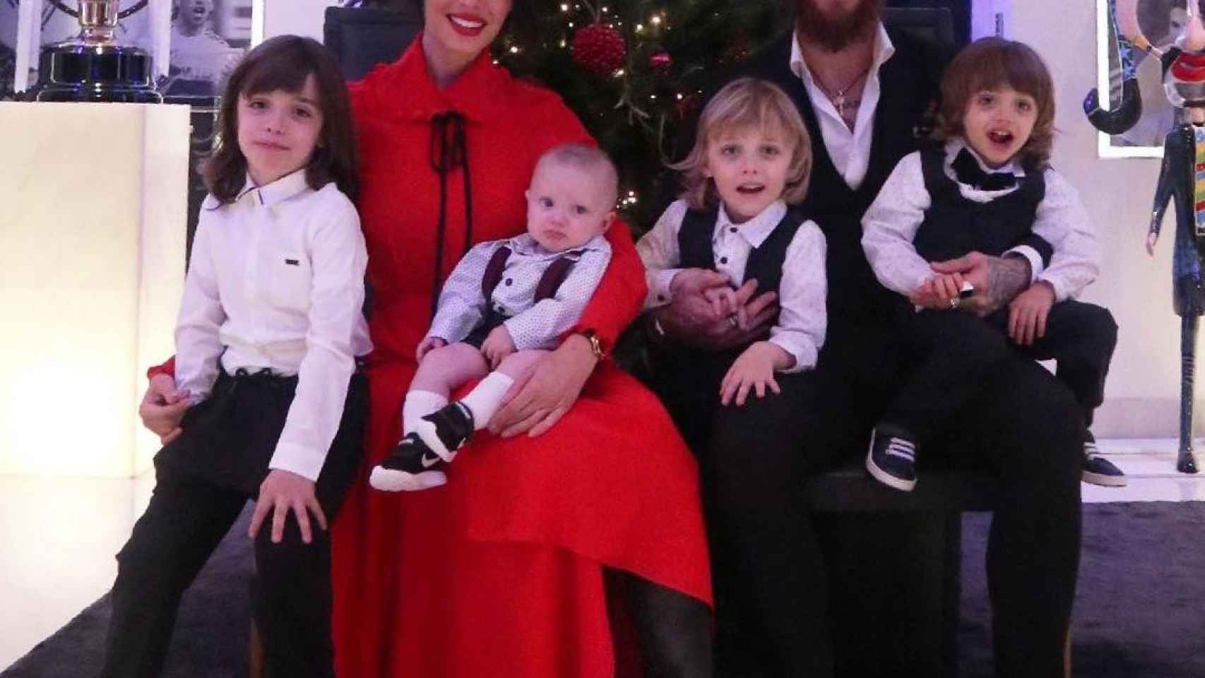 Pilar Rubio y Sergio Ramos con su familia / INSTAGRAM