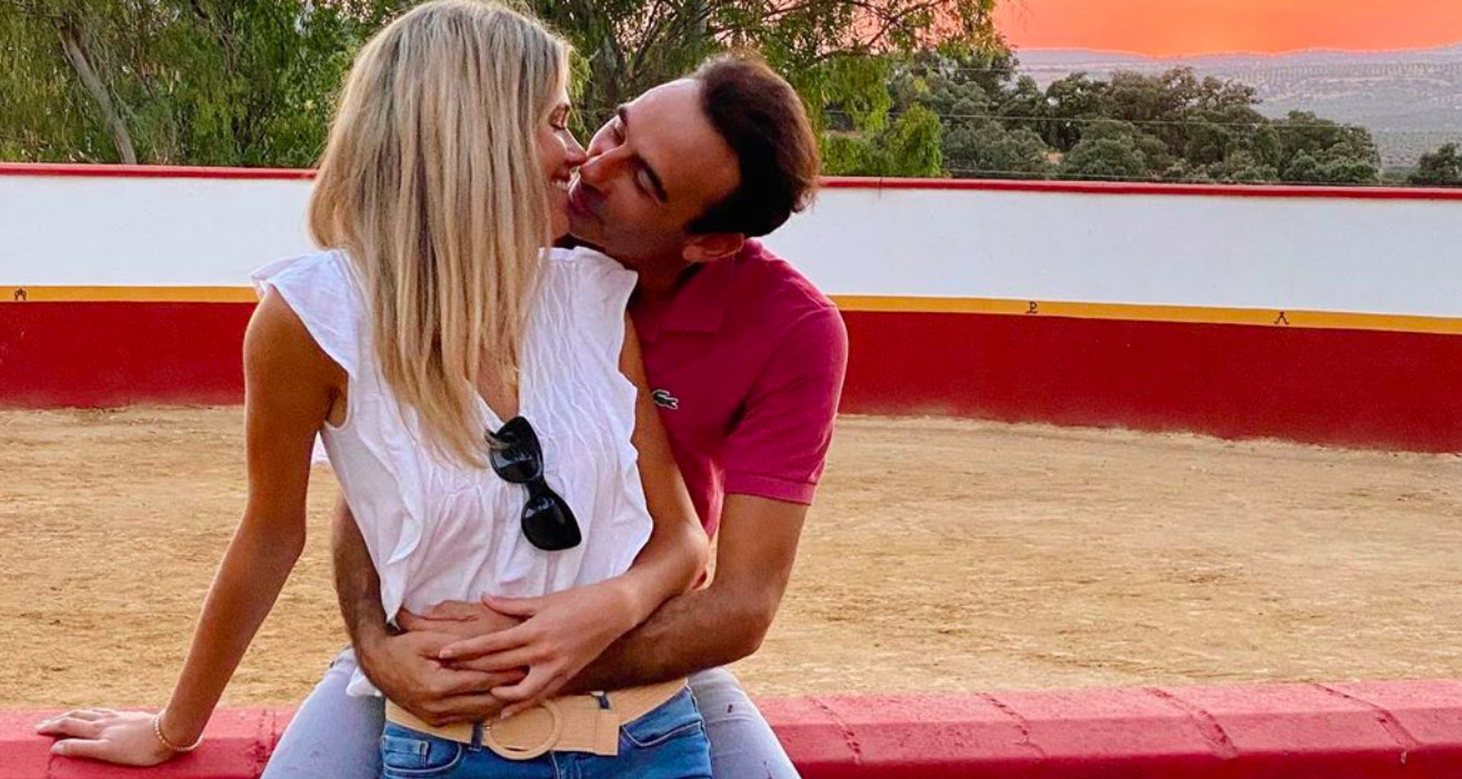 Ana Soria publica la primera fotografía junto a su novio Enrique Ponce en las redes / INSTAGRAM