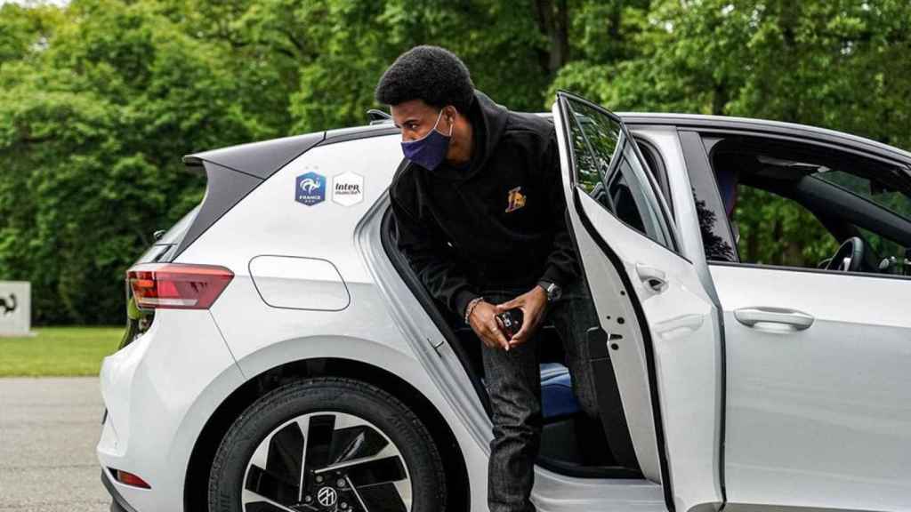 Jules Koundé, saliendo del coche oficial de la selección francesa, en una concentración / Redes