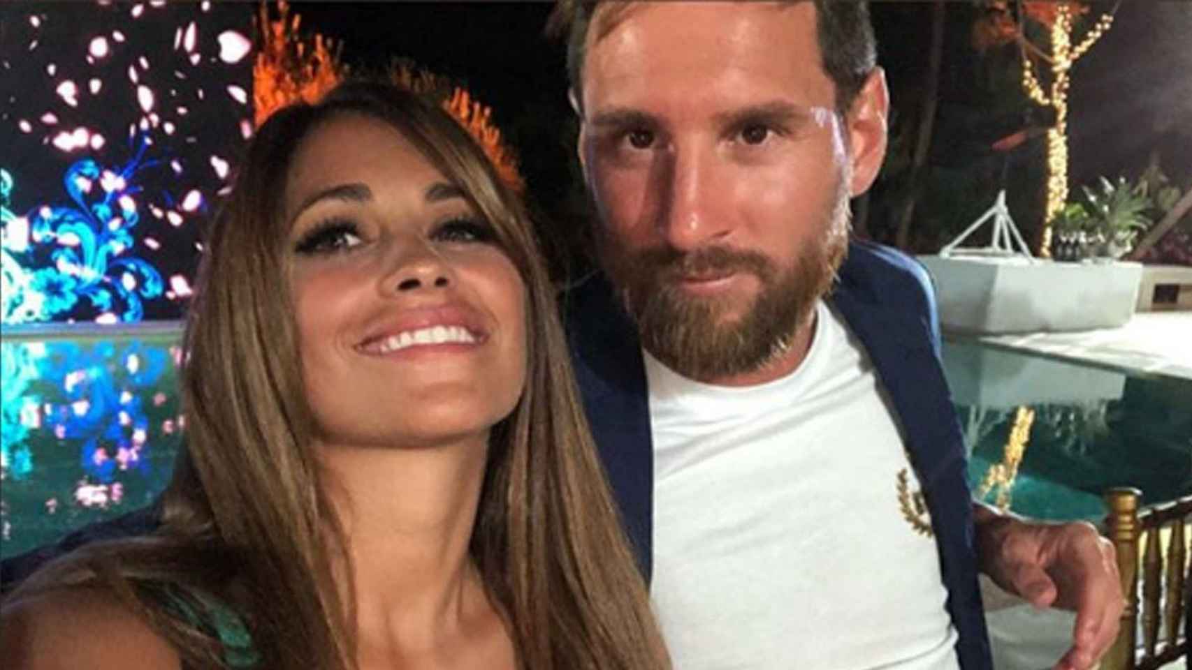 Antonella Roccuzzo y Leo Messi en una fiesta