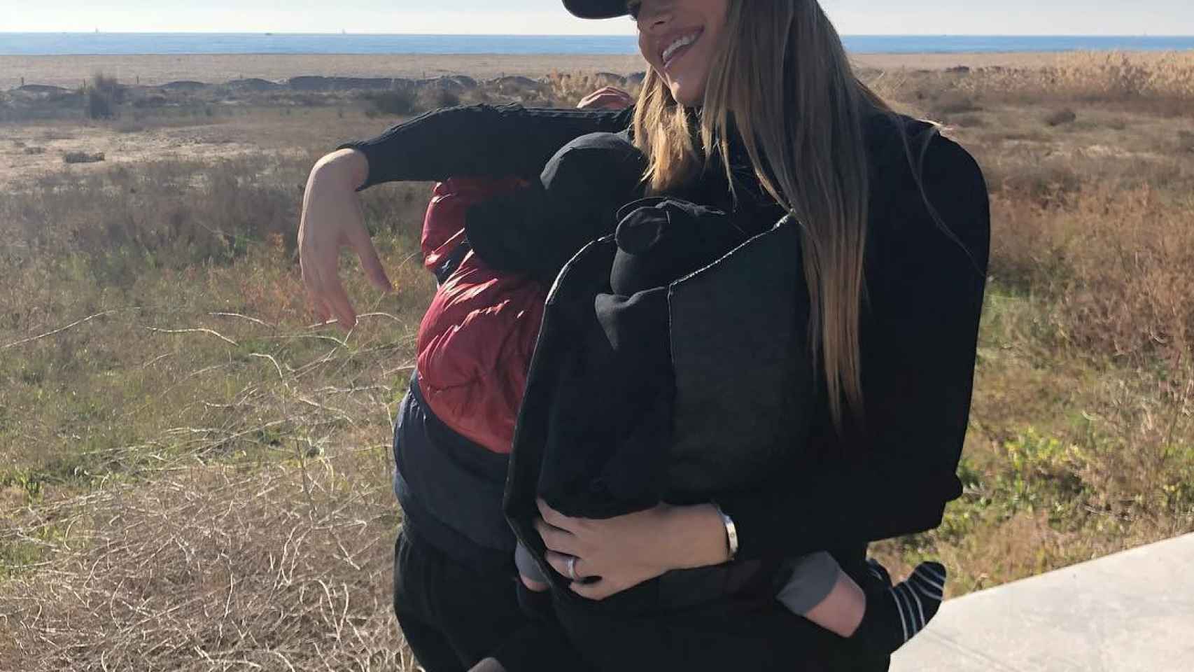 Elena Galera de paseo por la playa de Castelldefels con sus hijos / INSTAGRAM