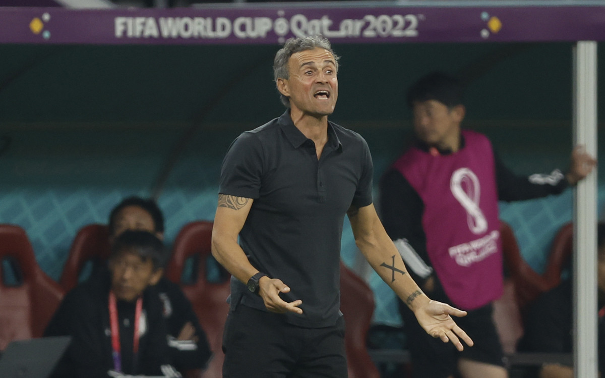 Luis Enrique, dando indicaciones a sus jugadores durante el Japón-España / EFE