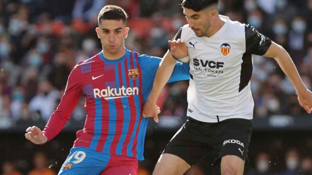 Ferran Torres, intentando arrebatar el balón a Carlos Soler / EFE