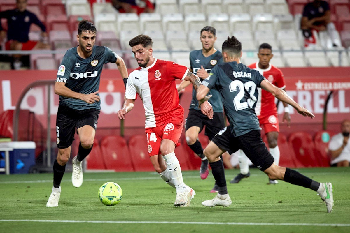 Monchu pelea un balón en el Girona-Rayo de play-off de ascenso / EFE