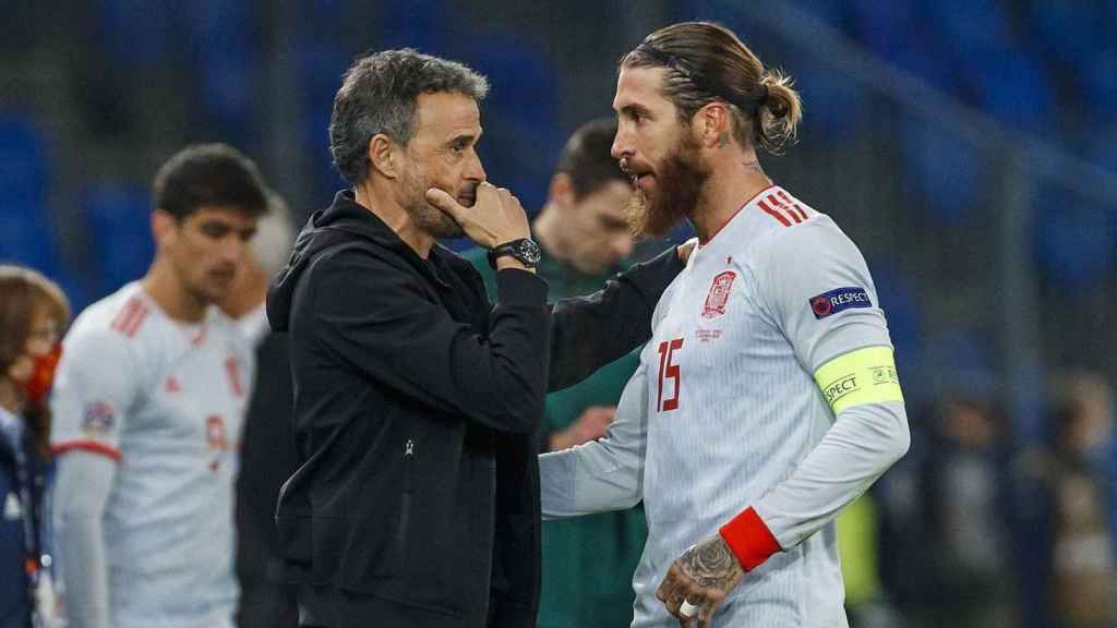 Luis Enrique con Sergio Ramos con la Roja / EFE