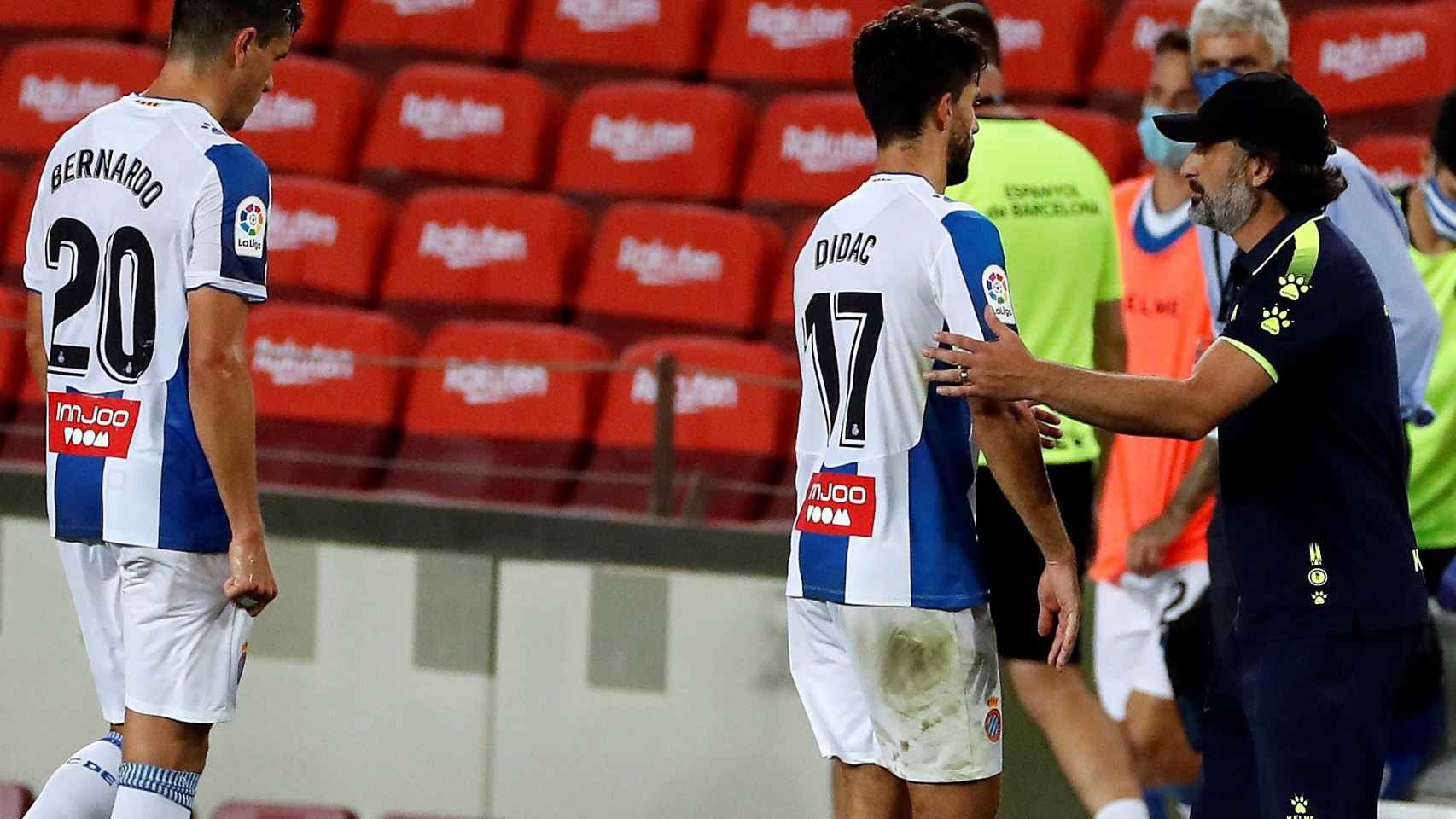 Jugadores del Espanyol abandonando el terreno de juego /EFE