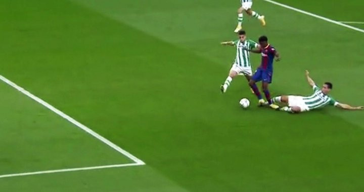 Acción de Ansu con Mandi en el Barça-Betis / Redes