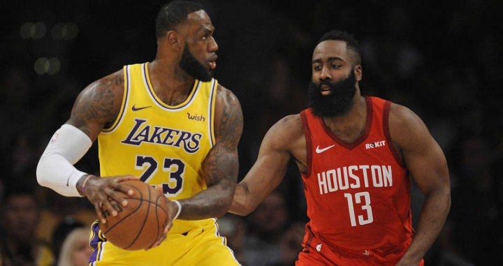 Lebron James y Harden en un partido de la NBA / Redes