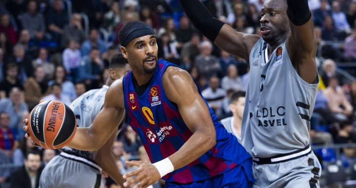 Davies, en una acción ante el Asvel | FCB