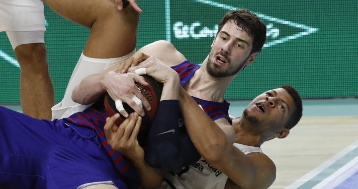 Ante Tomic disputando un balón en el suelo / EFE