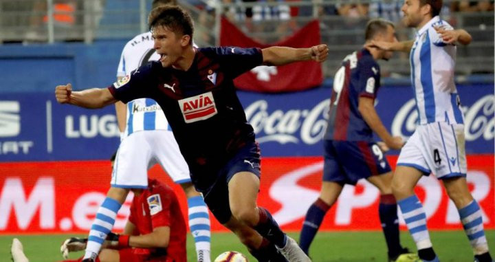 Marc Cardona (Eibar) celebrando un gol contra la Real Sociedad / EFE