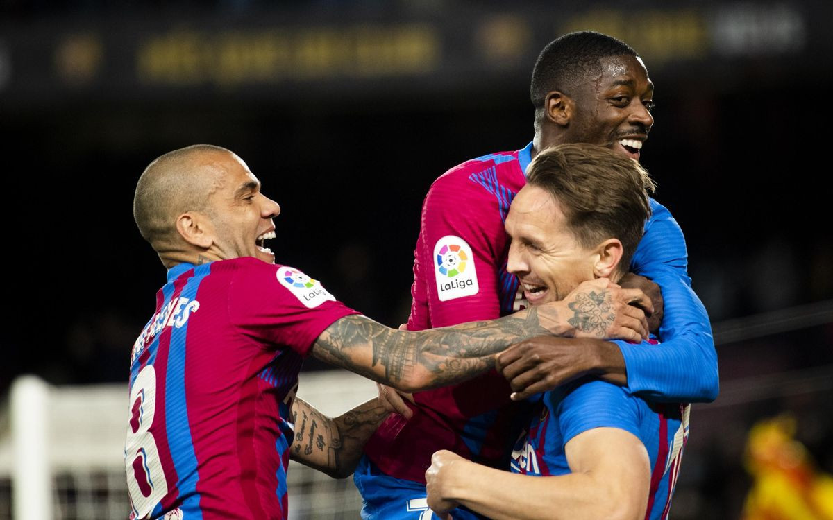 Alves y Dembelé felicitan a Luuk de Jong tras marcar el tercer gol del Barça contra el Athletic / FCB