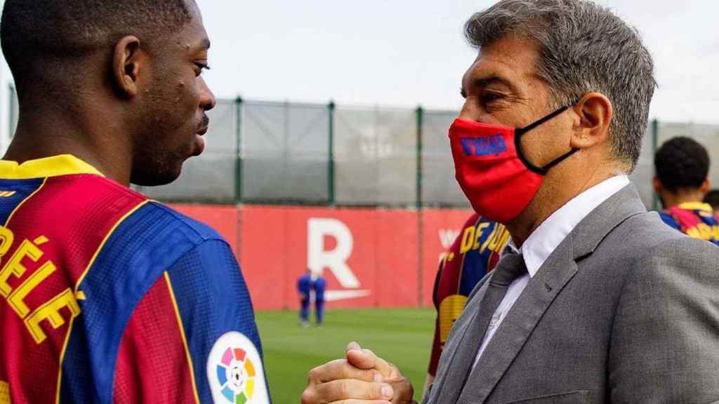 Ousmane Dembelé saluda a Joan Laporta después de que ganase las elecciones / FCB