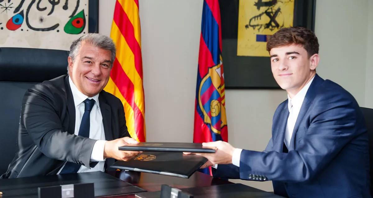 Laporta y Gavi, en la firma del nuevo contrato del joven futbolista del Barça / FCB